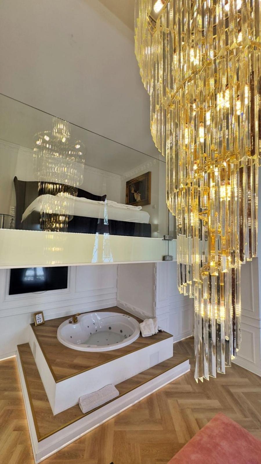 Enzo Capo Jacuzzi Andrassy Apartamento Budapeste Exterior foto